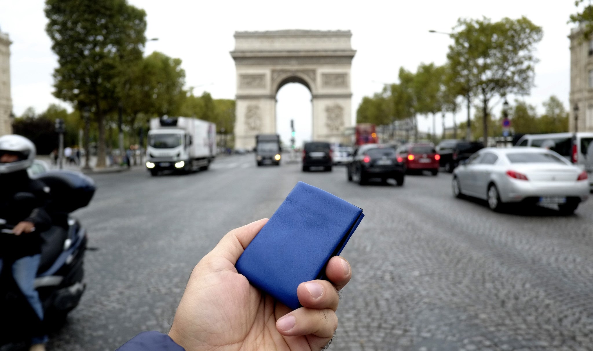 Nero Minimalist Wallet in Paris